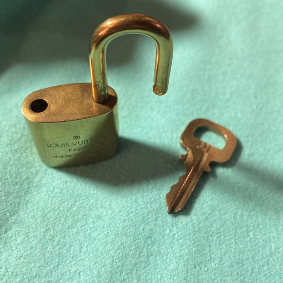 Louis Vuitton #321 Lock & key - Picture 4 of 5